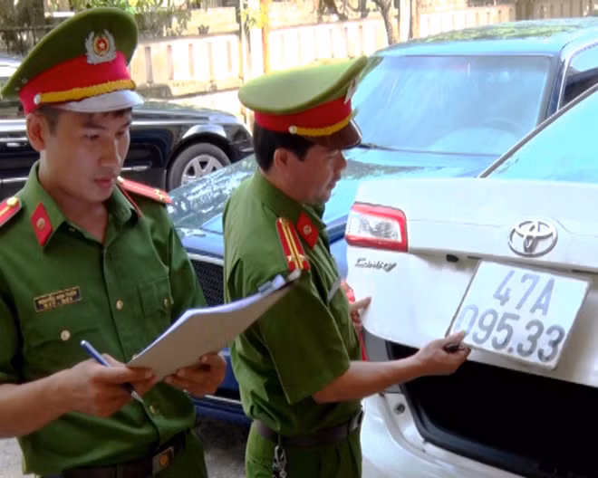 Lực lượng PC46 Công an Quảng Bình đang kiểm tra chiếc ô tô Camry LE mang biển số giả bị phát hiện bắt giữ.