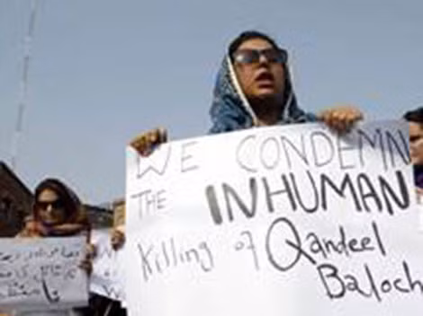 Nhà hoạt động xã hội Sana Ijaz biểu tình phản đối vụ sát hại Baloch.