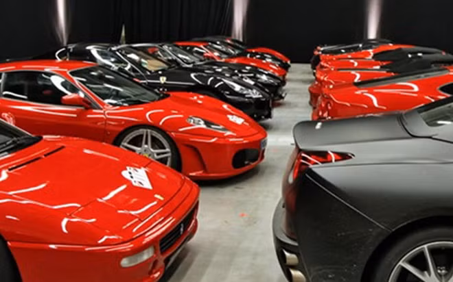 Quốc Vương Brunei sở hữu tới 8 chiếc McLaren F1, 6 chiếc Dauer 962 LM, chiếc CLK-GTR với vô-lăng bên phải duy nhất trên thế giới, một cặp Jaguar XJR-15, một Porsche 959, 3 chiếc Cizeta V16T, một Lamborghini Diablo Jota… và hàng nghìn siêu xe khác.