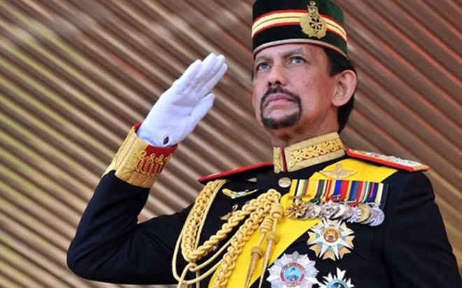 Quốc Vương Brunei có tổng tài sản 20 tỷ USD, tuy nhiên ông chi ra 5 tỷ USD để mua siêu xe, xe siêu sang, với tổng cộng 7.000 chiếc.