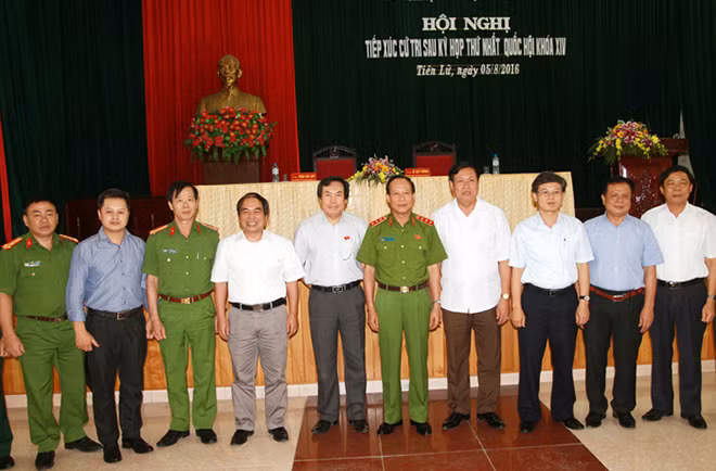 Thứ trưởng Lê Quý Vương tiếp xúc cử tri huyện Tiên Lữ. Thứ trưởng Lê Quý Vương tiếp xúc cử tri huyện Tiên Lữ.