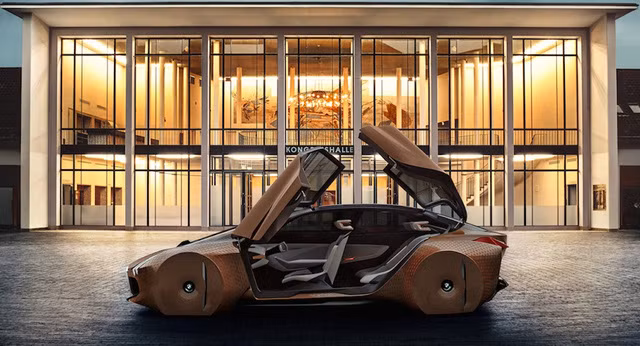 BMW's Vision Next 100 là bản concept nói lên hướng đi của BMW trong 100 năm tới. Xe có hai chế độ dành cho người lái và lái tự động.