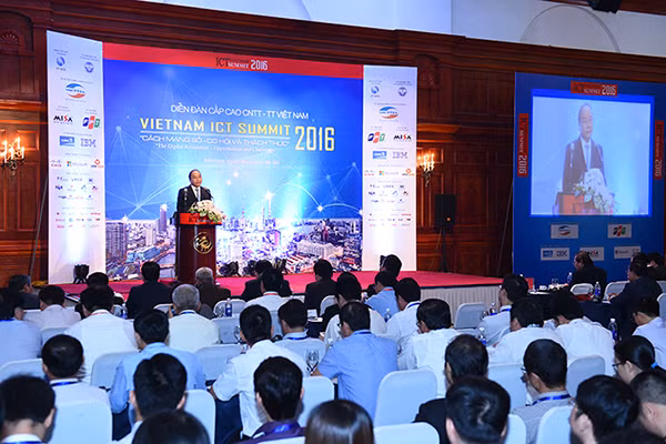 Thủ tướng Nguyễn Xuân Phúc và các đại biểu tham dự Diễn đàn cấp cao về CNTT-truyền thông năm 2016.