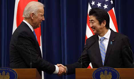Phó Tổng thống Mỹ Joe Biden và Thủ tướng Nhật Bản Shinzo Abe trong một cuộc họp báo chung.