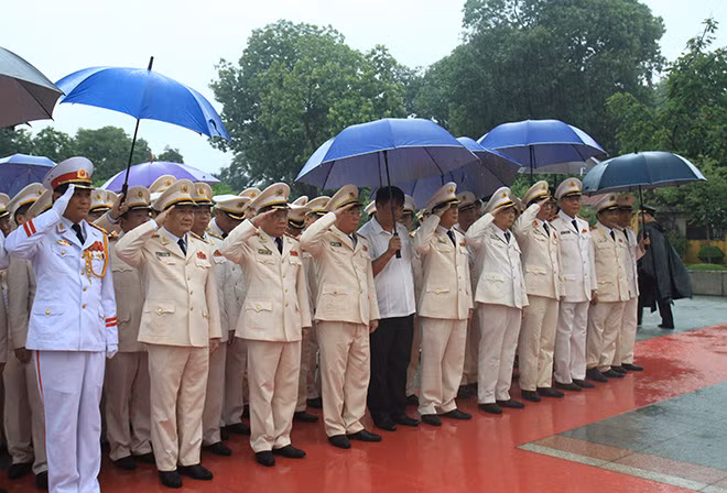 Đoàn đại biểu dâng hương tưởng niệm các Anh hùng Liệt sỹ.