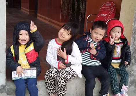 Các bé đang chơi ở sân chùa.