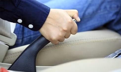 Quên hạ phanh tay khiến xe ôtô nhanh hỏng. Quên hạ phanh tay khiến xe ôtô nhanh hỏng.