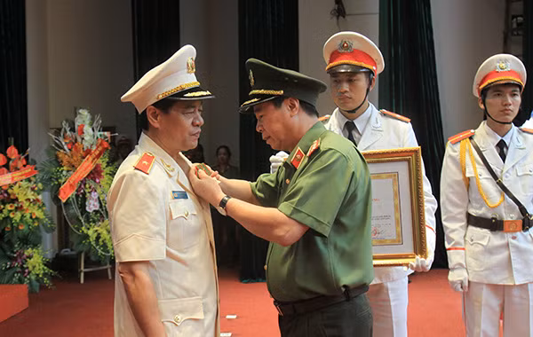 Thừa ủy quyền của Chủ tịch nước, Thứ trưởng Bùi Văn Nam trao Huân chương Quân công hạng Ba tặng Thiếu tướng Đoàn Duy Khương, Giám đốc Công an TP Hà Nội.
