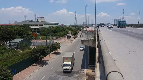 Khoảng cách từ đường trên cao xuống mặt đất nơi nạn nhân rơi xuống là khoảng 10m.