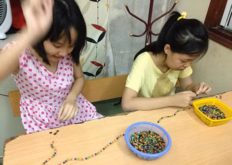 Các con học làm vòng. Các con học làm vòng.