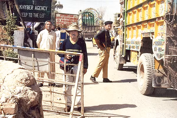Nhà thơ Nguyễn Quang Thiều tại biên giới Pakistan và Afghanistan.