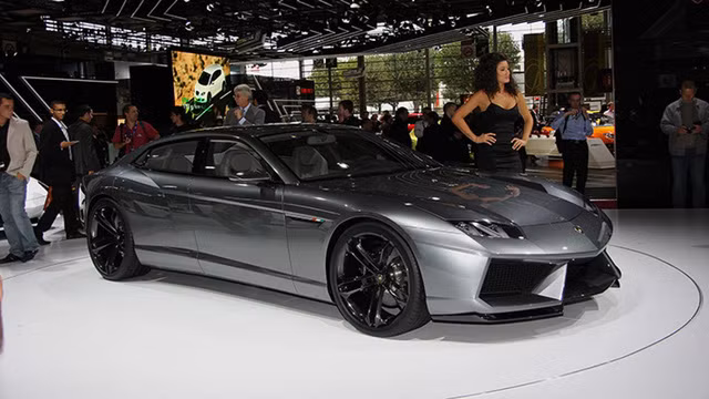 4. Estoque: Không giống các concept kể trên, Estoque mang hình dáng đậm chất Lamborghini nhất. Tuy nhiên, điều đặc biệt tới từ nội thất. Đây là mẫu xe 4 cửa, 4 chỗ ngồi như một lời thách thức tới Aston Martin Rapide và Porsche Panamera. Xe dài 5 mét, rộng 2 mét và sử dụng động cơ V10 5.2L của Gallardo, cho công suất 560 mã lực. Tuy nhiên, tiếc là cho tới nay, bản concept này vẫn chưa được sản xuất. Số phận của nó được nhận định sẽ mãi dừng ở concept, nhất là khi Urus sắp đi vào sản xuất hàng loạt. 4. Estoque: Không giống các concept kể trên, Estoque mang hình dáng đậm chất Lamborghini nhất. Tuy nhiên, điều đặc biệt tới từ nội thất. Đây là mẫu xe 4 cửa, 4 chỗ ngồi như một lời thách thức tới Aston Martin Rapide và Porsche Panamera. Xe dài 5 mét, rộng 2 mét và sử dụng động cơ V10 5.2L của Gallardo, cho công suất 560 mã lực. Tuy nhiên, tiếc là cho tới nay, bản concept này vẫn chưa được sản xuất. Số phận của nó được nhận định sẽ mãi dừng ở concept, nhất là khi Urus sắp đi vào sản xuất hàng loạt.