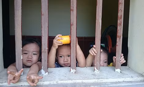 Mỗi khi sư thầy đi vắng, các cháu buộc phải ở trong một căn phòng.
