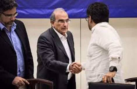 Các nhà đàm phán Chính phủ Colombia và FARC sau khi ký kết bản thỏa ước.