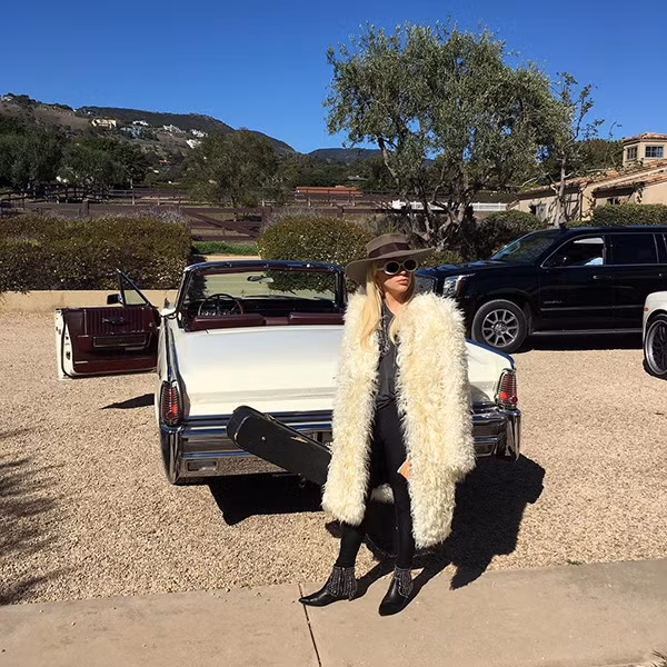 Lady Gaga có vẻ rất yêu thích chiếc xế cổ này.