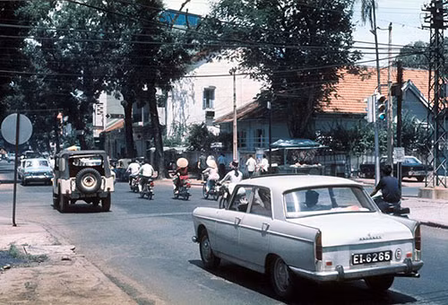 11. Xe Peugeot 404 ở Sài Gòn.