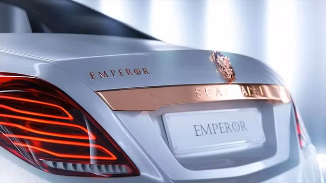 Ở phía sau, tên xe, logo xe và tấm ốp cũng được mạ vàng 24k.