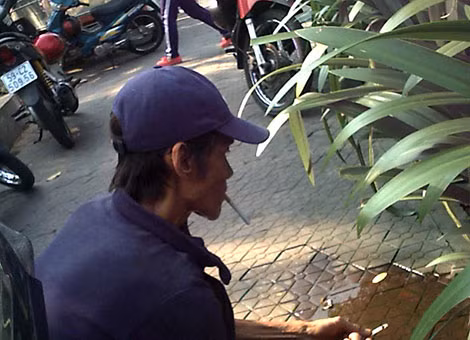 Cảnh chích ma túy ở vỉa hè công viên 23-9.