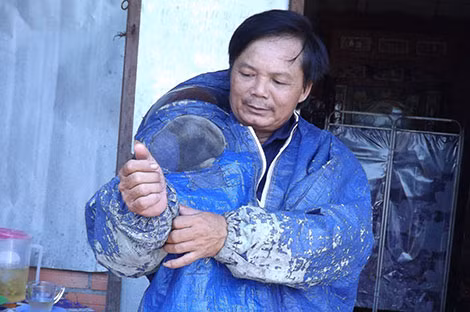 Ông Tám Lộc mặc bộ đồ “phi hành gia” của mình.