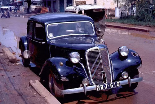 7. Cận cảnh một chiếc Citroen ở Biên Hòa, thập niên 1960.
