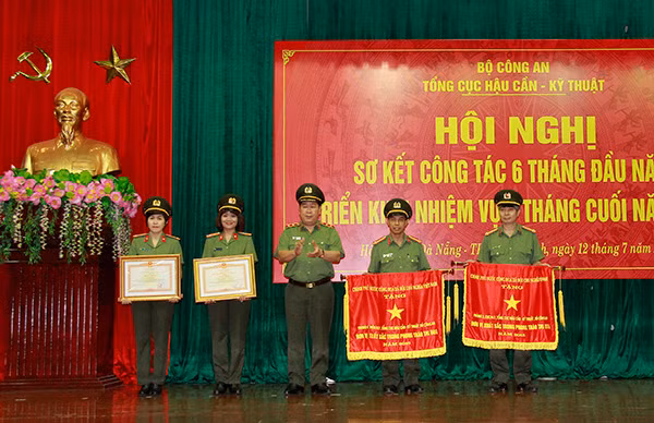 Thứ trưởng Bùi Văn Thành trao Cờ thi đua và Bằng khen của Thủ tướng Chính phủ cho các tập thể, cá nhân có thành tích xuất sắc.