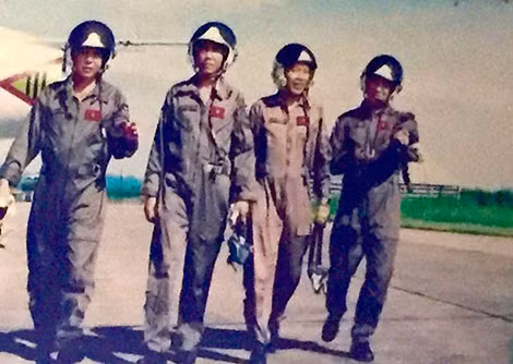 Bốn phi công ở Trung đoàn Yên Thế. Bốn phi công ở Trung đoàn Yên Thế.