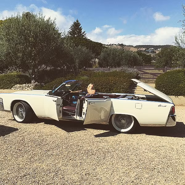 Lincoln Continental màu trắng muốt của nữ ca sỹ.