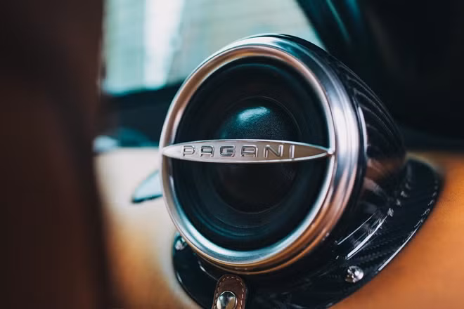 Hệ thống âm thanh của Pagani Huayra được miêu tả như "dàn nhạc cá nhân". Tất nhiên, khi ngồi bên trong Pagani Huayra, có lẽ âm thanh mà nhiều người muốn nghe nhất là tiếng phát ra từ khối động cơ V12 đầy uy lực.