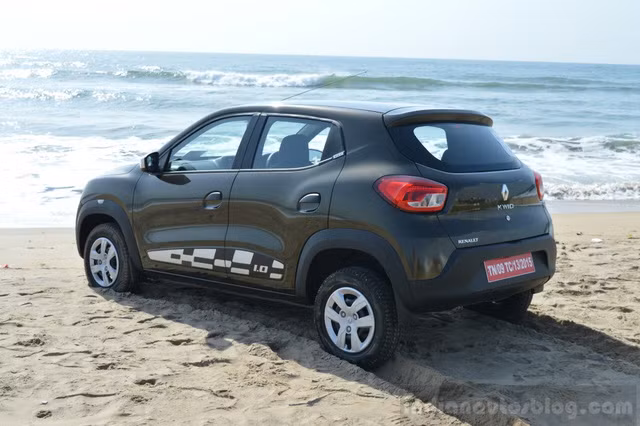 Dự kiến, trong tương lai gần, Renault Kwid phiên bản máy xăng 1.0 lít sẽ có thêm hộp số tự động. Theo hãng Renault, Kwid 1.0 MT mới chỉ tiêu thụ lượng nhiên liệu trung bình 23,01 km/lít, tương đương 4,3 lít/100 km.