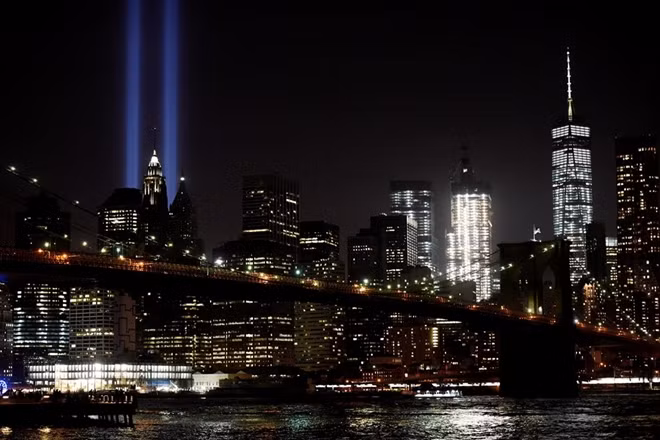 Cột ánh sáng tưởng niệm ở Manhattan tái hiện hình ảnh tòa tháp đôi trước khi bị máy bay do không tặc khống chế đâm vào. Đây là một hoạt động trong chuỗi các sự kiện định kỳ để tưởng nhớ nạn nhân vụ khủng bố 11/9.