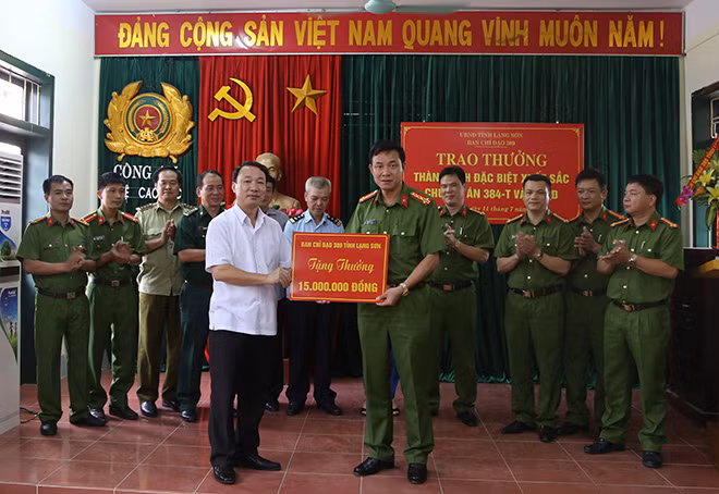 UBND tỉnh trao thưởng Công an huyện Cao Lộc. UBND tỉnh trao thưởng Công an huyện Cao Lộc.