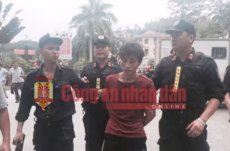Lực lượng CSCĐ áp giải Đặng Văn Hùng