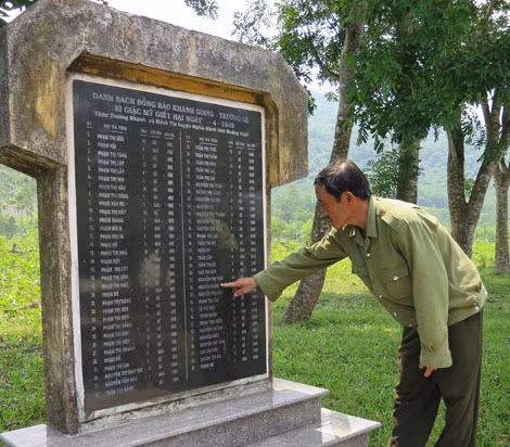 Ông Huỳnh Minh Thương trước bia tưởng niệm có tên anh Nguyễn Sang.