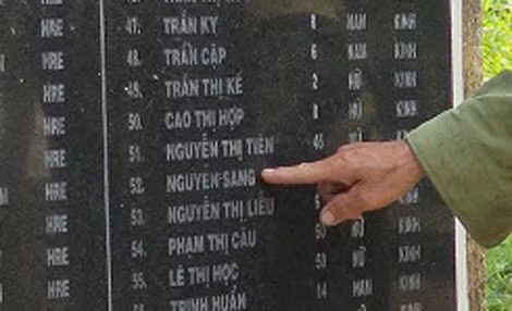 Dân làng nghĩ rằng, cậu bé Sang đã chết nên khắc tên vào bia tưởng niệm...