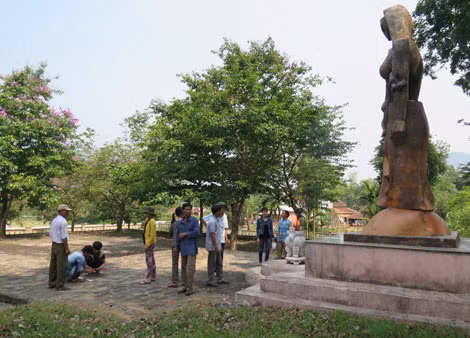 Người dân xã Hành Tín Đông thường xuyên đến thắp nhang, tưởng nhớ các nạn nhân trong vụ thảm sát.