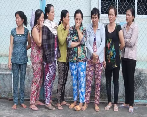 Các quý bà bị bắt quả tang. Các quý bà bị bắt quả tang.