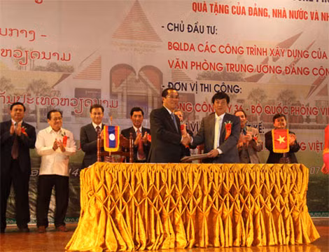 Lễ ký kết bàn giao công trình Nhà văn hóa Cay-xỏn Phôm-vi-hản sáng ngày 7/1/2014 cho nước bạn Lào.
