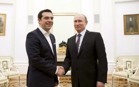 Cái bắt tay của Thủ tướng Hy Lạp Alexis Tsipras và Tổng thống Nga Vladimir Putin đang gây lo lắng cho EU. Ảnh: Reuters.