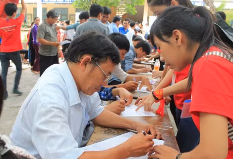 Hàng trăm người dân tham gia đăng ký HMTN.