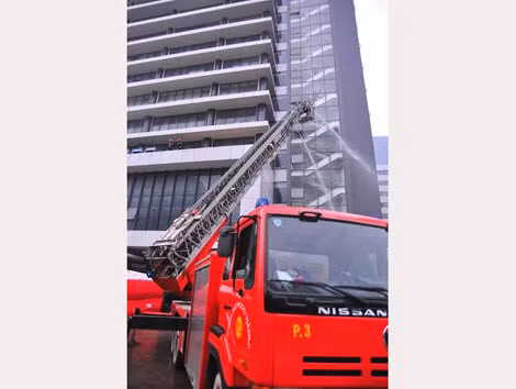 Lực lượng cứu hỏa triển khai đội hình cứu người, dập tắt đám cháy
