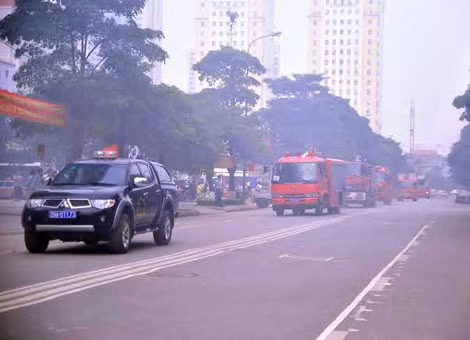 Cảnh sát PCCCC nhanh chóng đến hiện trường.