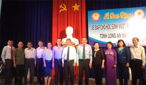 Đồng chí Trương Hòa Bình cùng lãnh đạo tỉnh Long An và các nhà tài trợ.