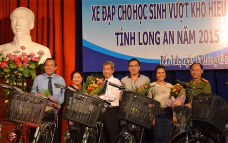 Chủ tịch Hội khuyến học Long An tặng hoa cho các nhà hảo tâm và vợ chồng đồng chí Trương Hòa Bình.