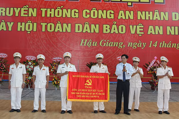 Đồng chí Huỳnh Minh Chắc, Bí thư Tỉnh ủy tặng bức trướng cho Công an tỉnh Hậu Giang.