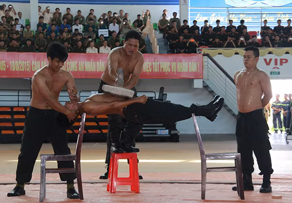 Lực lượng CSCĐ Công an Hậu Giang biểu diễn một số động tác võ thuật, nội công…
