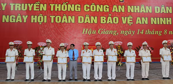 Đồng chí Đinh Văn Chung, Phó Bí thư Thường trực Tỉnh ủy tặng Bằng khen của UBND tỉnh cho các tập thể xuất sắc.