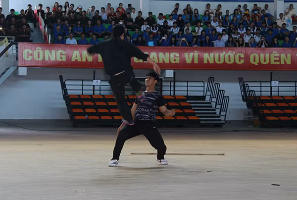 Nữ chiến sỹ CSCĐ Công an Hậu Giang biểu diễn một động tác võ thuật điêu luyện.