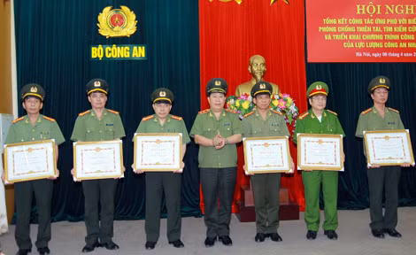 Thứ trưởng Bùi Văn Thành tặng Bằng khen cho các tập thể, cá nhân có thành tích xuất sắc.