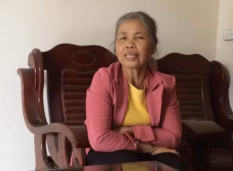 Bà Hòa rưng rưng khi kể lại câu chuyện.