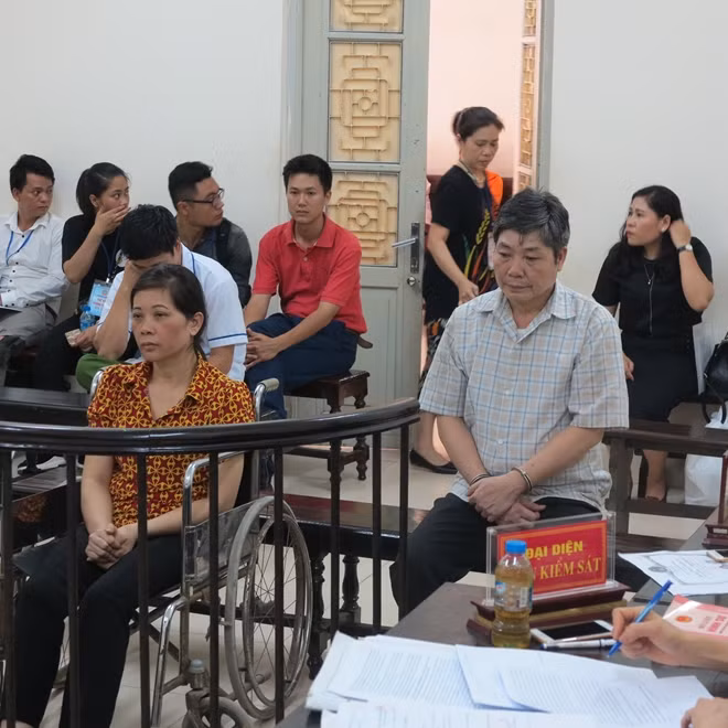 Bị cáo Hoa (ngồi xe) và bị cáo Đạm tại phiên xử.